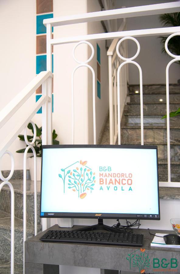 B&B Mandorlo Bianco อาโวลา ภายนอก รูปภาพ