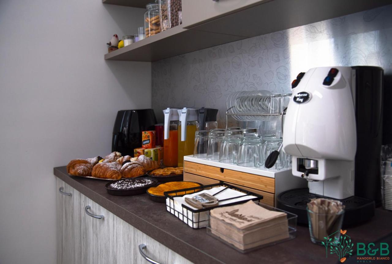 B&B Mandorlo Bianco อาโวลา ภายนอก รูปภาพ