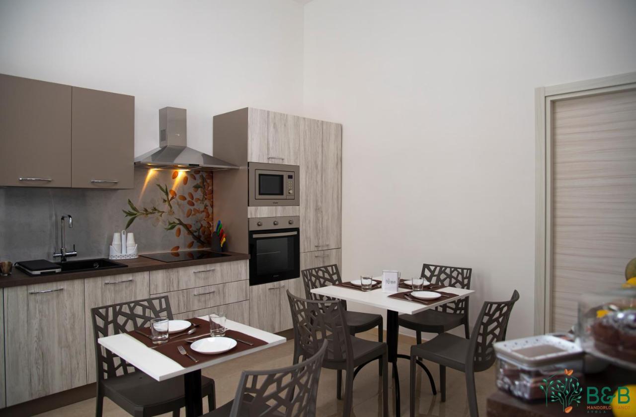 B&B Mandorlo Bianco อาโวลา ภายนอก รูปภาพ